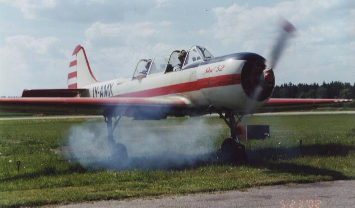 Arrancando el yak 52 con el maestro Vytas en el asiento trasero